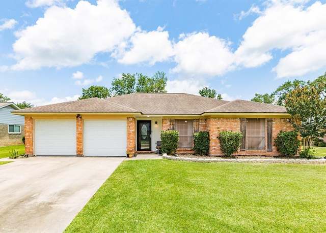 Property at 524 Daffodil St, Lake Jackson, TX 77566, 4 beds, 2 baths