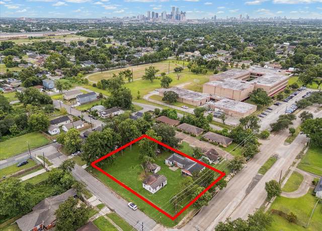 Property at 5112 Collingsworth St, Houston, TX 77026, 3 beds, 1.5 baths