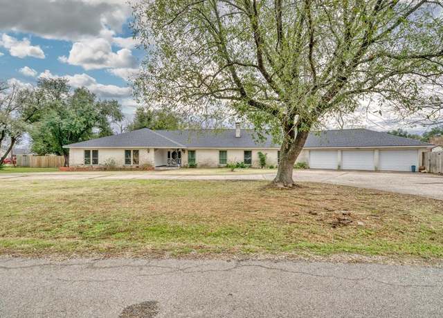 Property at 601 W Magnolia St, Madisonville, TX 77864, 3 beds, 2 baths