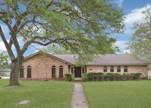 Property at 312 Narcissus St, Lake Jackson, TX 77566, 4 beds, 2.5 baths