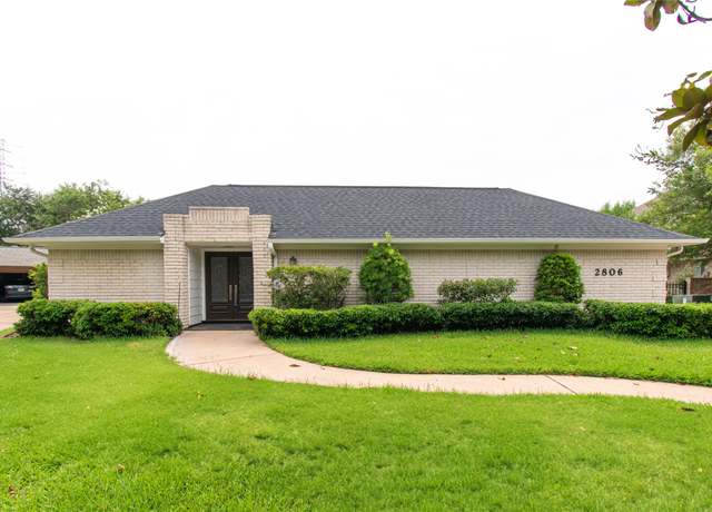 Property at 2806 Fairway Dr, Sugar Land, TX 77478, 3 beds, 2.5 baths