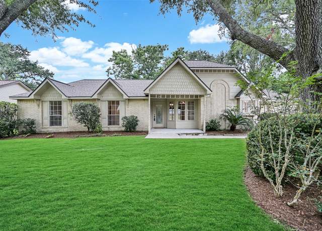 Property at 812 Sandringham Dr, Friendswood, TX 77546, 3 beds, 2 baths