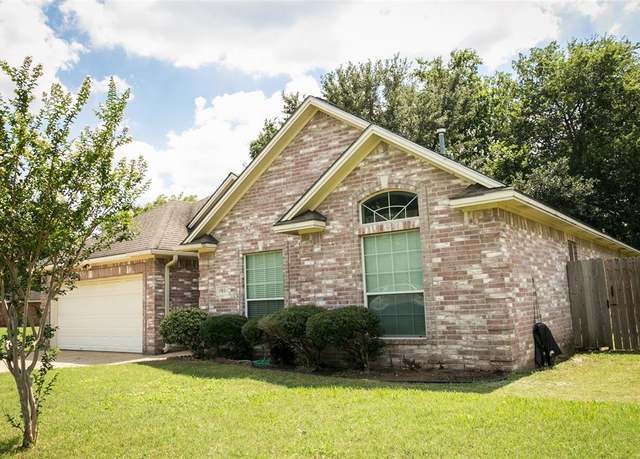 Property at 2801 Oakwood Dr, Brenham, TX 77833, 4 beds, 2 baths