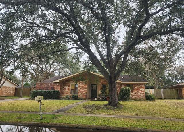 Property at 2116 Palm Village Blvd, Bay City, TX 77414, 3 beds, 2 baths