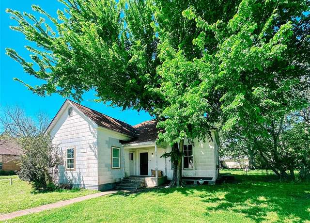 Property at 208 8th St, Glidden, TX 78943, 3 beds, 2 baths