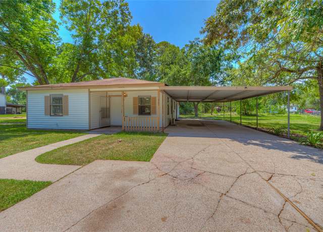 Property at 305 Oak Ridge Dr, Onalaska, TX 77360, 2 beds, 1.5 baths