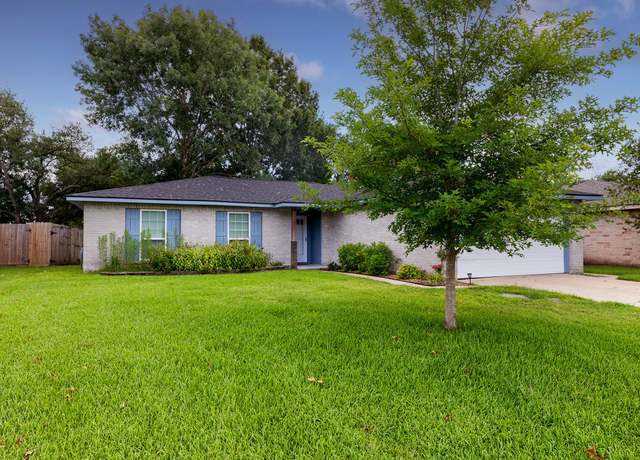 Property at 302 Brookdale Dr, League City, TX 77573, 3 beds, 2 baths