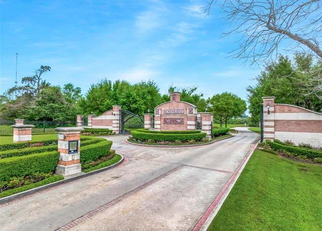 Property at 22609 E Meadowhurst Cir W, Tomball, TX 77377