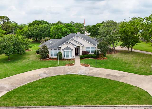 Property at 1212 W North St, Louise, TX 77455, 3 beds, 2.5 baths