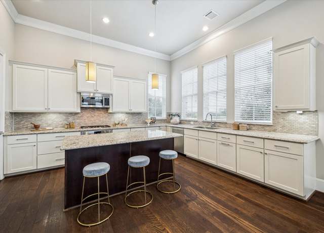 Property at 8680 Emnora Ln, Houston, TX 77080, 3 beds, 3.5 baths