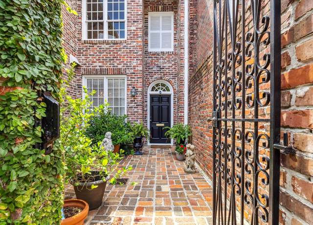 Property at 7 Pine Briar Cir, Houston, TX 77056, 3 beds, 3.5 baths