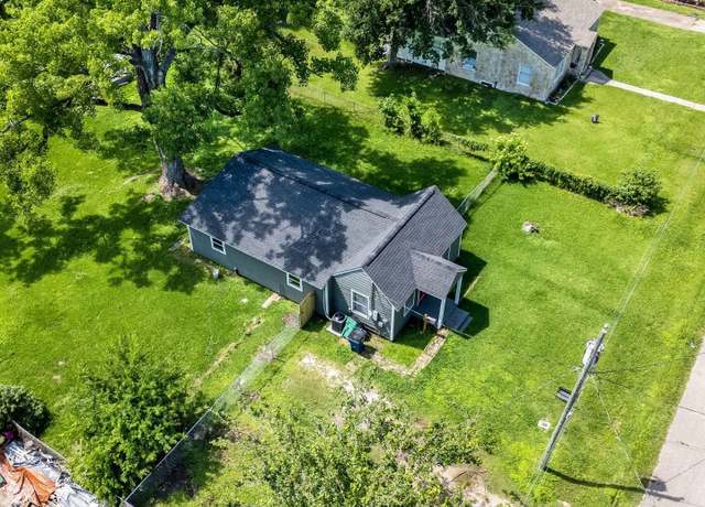 Property at 1011 N Arcola St, Angleton, TX 77515, 2 beds, 1 bath