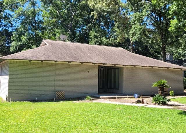 Property at 24 Greentree Ln, Conroe, TX 77304, 3 beds, 2 baths