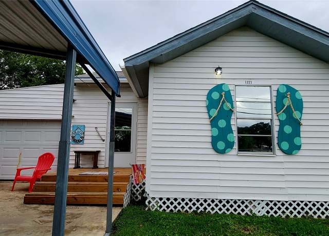Property at 1727 Gray St, Palacios, TX 77465, 3 beds, 1 bath