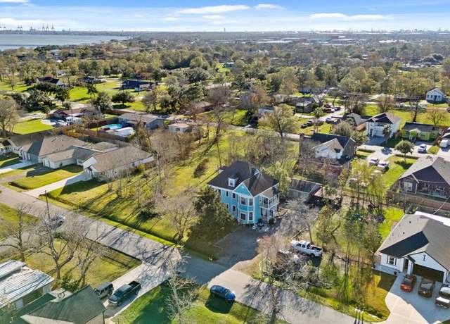 Property at 410 S Carroll St, La Porte, TX 77571, 6 beds, 4.5 baths
