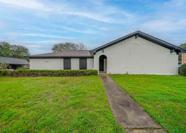 Property at 213 Westview Dr, Sealy, TX 77474, 4 beds, 2.5 baths