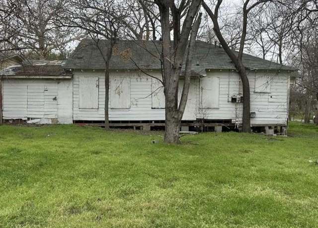 Property at 764 Robert St, Seguin, TX 78155, 2 beds, 1 bath