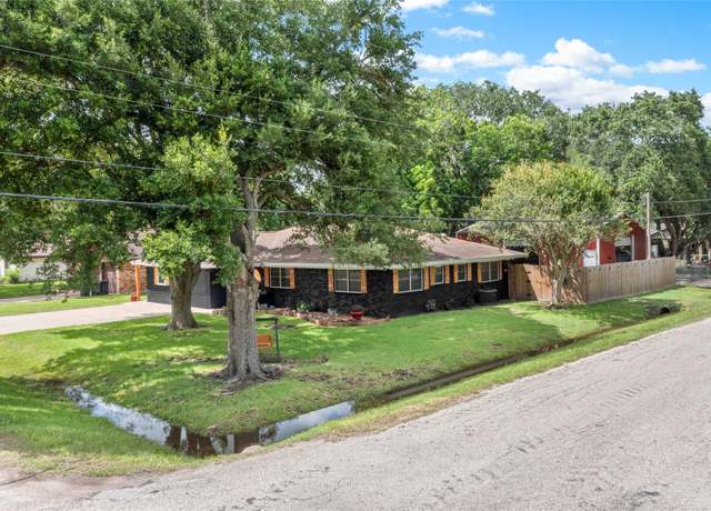 Property at 1531 Avenue D, Danbury, TX 77534, 4 beds, 3 baths
