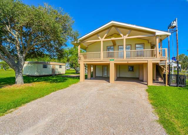 Property at 983 Bayview Dr, Palacios, TX 77465, 3 beds, 2 baths