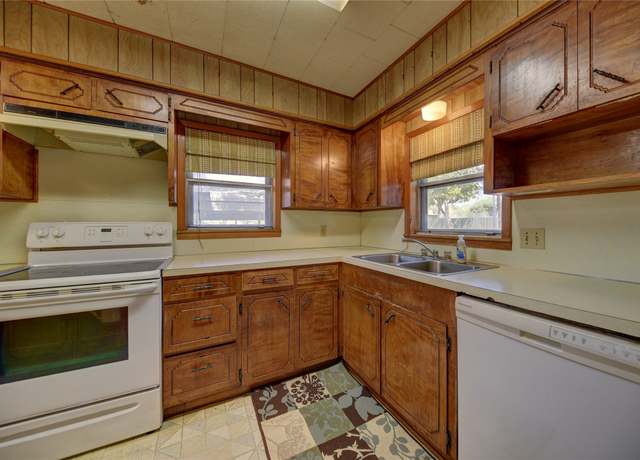 Property at 146 S Reynolds St, La Grange, TX 78945, 3 beds, 2 baths