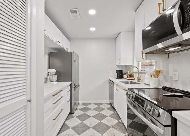 Property at 2228 S Piney Point Rd #112, Houston, TX 77063, 2 beds, 2.5 baths