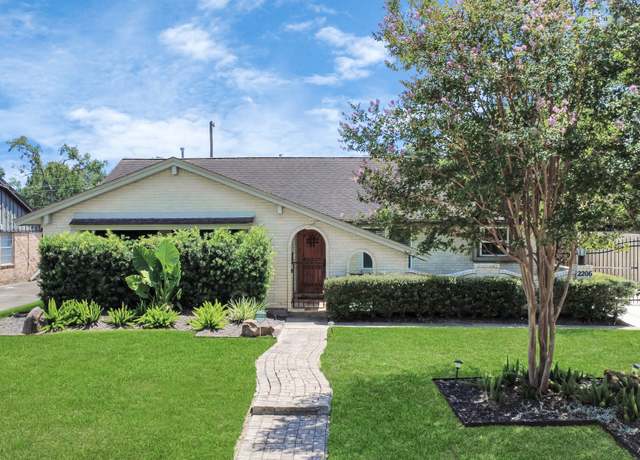 Property at 2206 Brooktree Dr, Houston, TX 77008, 3 beds, 2 baths