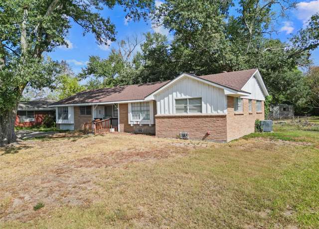 Property at 120 State Highway 75 N, Huntsville, TX 77320, 5 beds, 3 baths