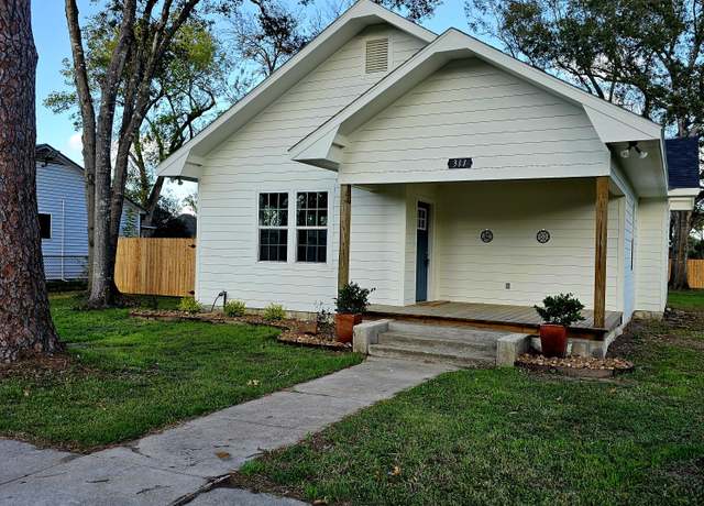 Property at 311 August St, El Campo, TX 77437, 3 beds, 2 baths