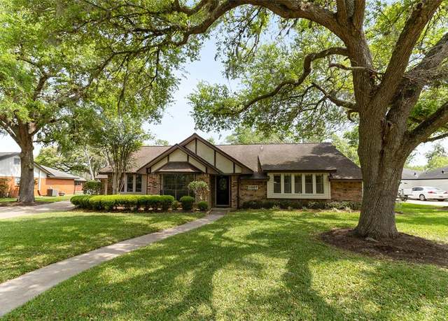 Property at 1007 Oleander St, Lake Jackson, TX 77566, 4 beds, 2.5 baths