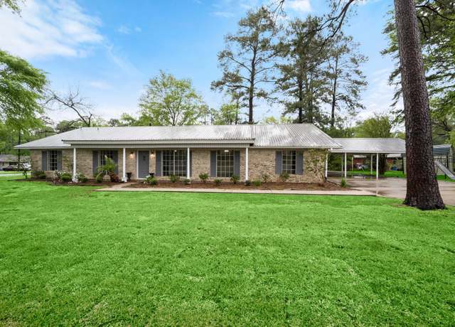 Property at 916 W Jones St, Livingston, TX 77351, 4 beds, 2 baths