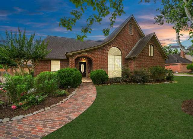 Property at 1207 W Edgewood Dr, Friendswood, TX 77546, 3 beds, 2.5 baths