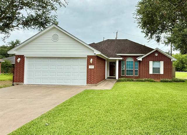 Property at 1140 Thomas Dr, Angleton, TX 77515, 3 beds, 2 baths