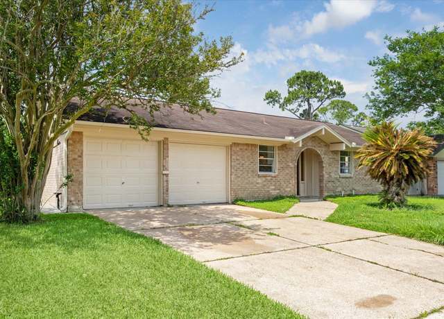 Property at 2114 Yorktown Ct S, League City, TX 77573, 3 beds, 2 baths