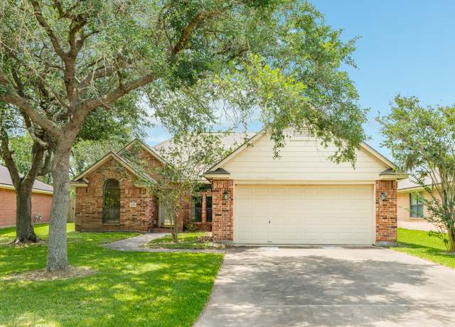 Property at 228 Mango St, Lake Jackson, TX 77566, 3 beds, 2 baths