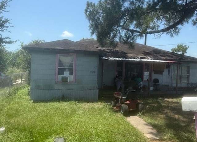 Property at 209 W Alfred St W, El Campo, TX 77437, 3 beds, 1 bath