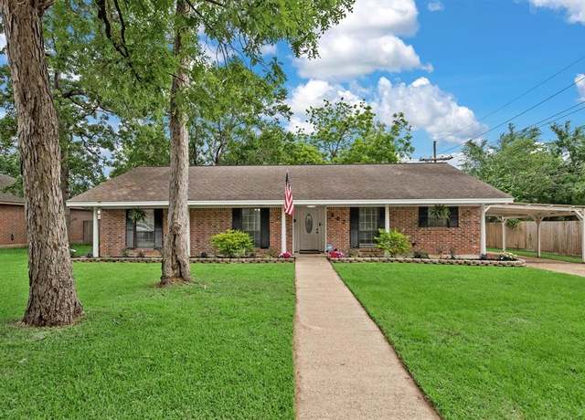 Property at 227 Oak Hollow St, Conroe, TX 77301, 3 beds, 3 baths