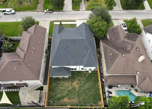 Property at 1261 Wakefield Dr, Houston, TX 77018, 5 beds, 4.5 baths