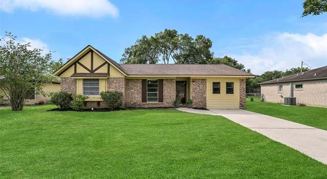 Photo of 108 Annette Ln, Friendswood, TX 77546