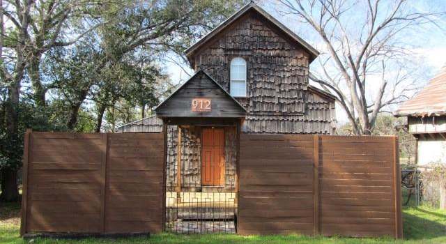 Photo of 912 University Ave, Huntsville, TX 77320