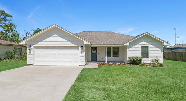 Photo of 127 Lakewood Dr, Clute, TX 77531