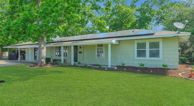 Photo of 300 N Market St, Louise, TX 77455