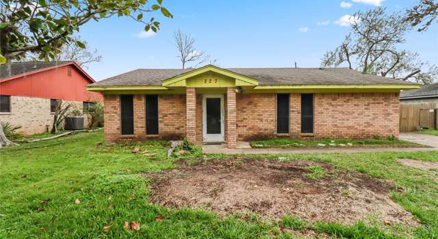 Photo of 227 Barbara Dr, Clute, TX 77531