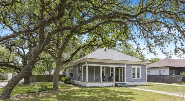 Photo of 212 Whitfield St, Yoakum, TX 77995