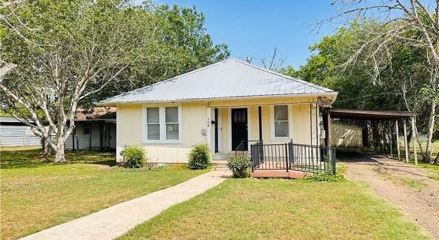 Photo of 108 Nieman St, Yoakum, TX 77995