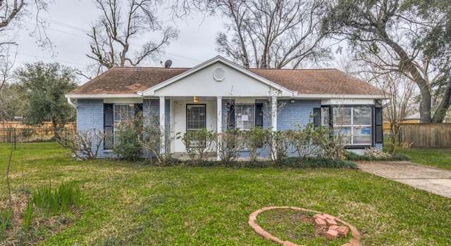 Photo of 806 Stadium Cir, Friendswood, TX 77546
