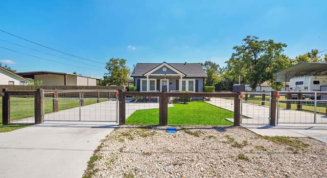 Photo of 307 S 5th St, Highlands, TX 77562