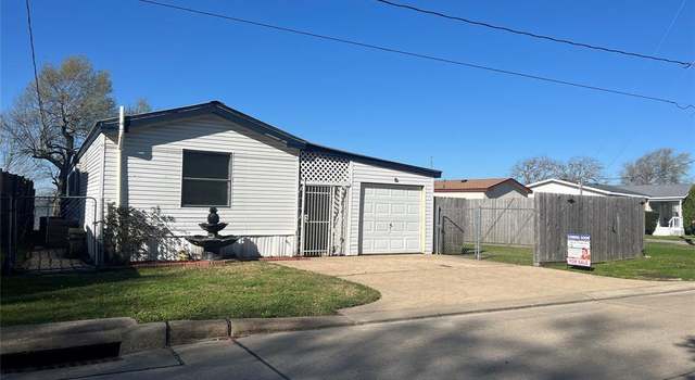 Photo of 3110 Bay Oaks Harbor Dr, Baytown, TX 77523