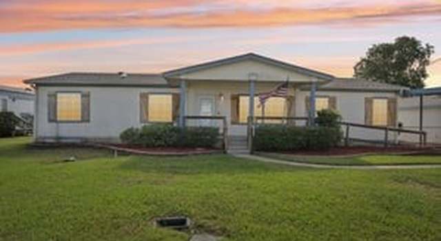 Photo of 2750 Bay Oaks Harbor Dr, Baytown, TX 77523