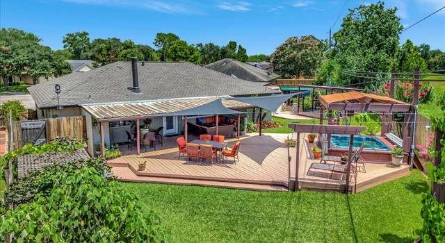 Photo of 17030 Coachmaker Dr, Friendswood, TX 77546