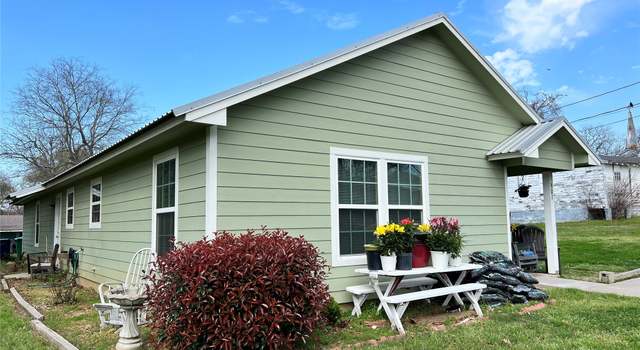 Photo of 907 Petty St, Brenham, TX 77833